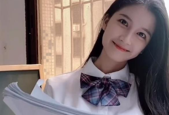 四川：大学课堂上的西班牙语老师，眼里带笑风情万种，不要太迷人