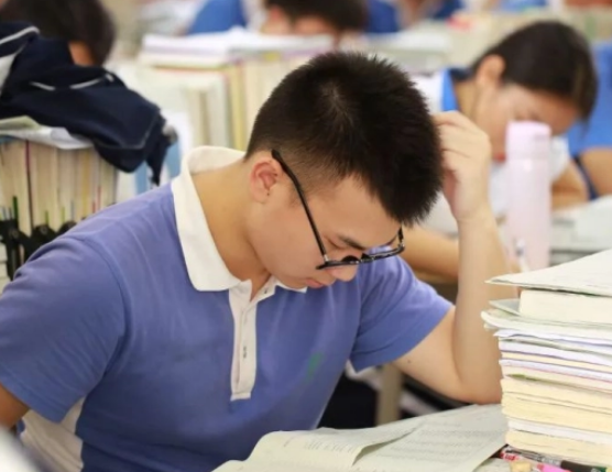 女儿和母亲拍学院风写真，二人同框似闺蜜，网友：到底哪个是妈妈