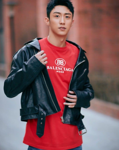 “硬汉小生”黄景瑜：从服务员到一线男星，他只用了两年时间