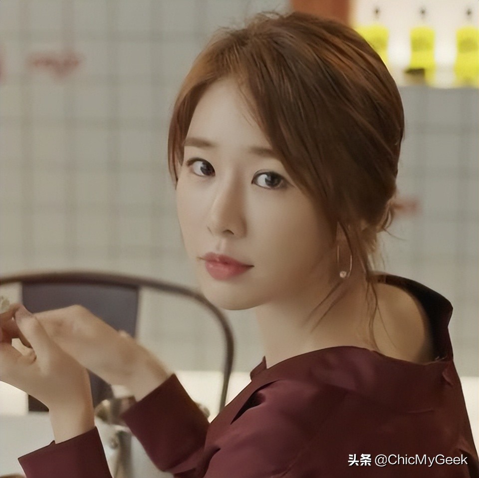 刘寅娜在《鬼怪》中饰演炸鸡店老板娘,一开始戴副墨镜仿佛国际巨星的