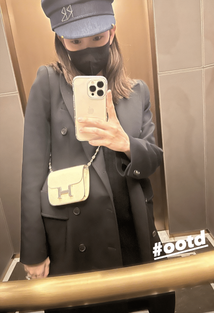周杰伦陪老婆逛街甜蜜偷拍，昆凌挺六个月孕肚，素颜出镜略显憔悴