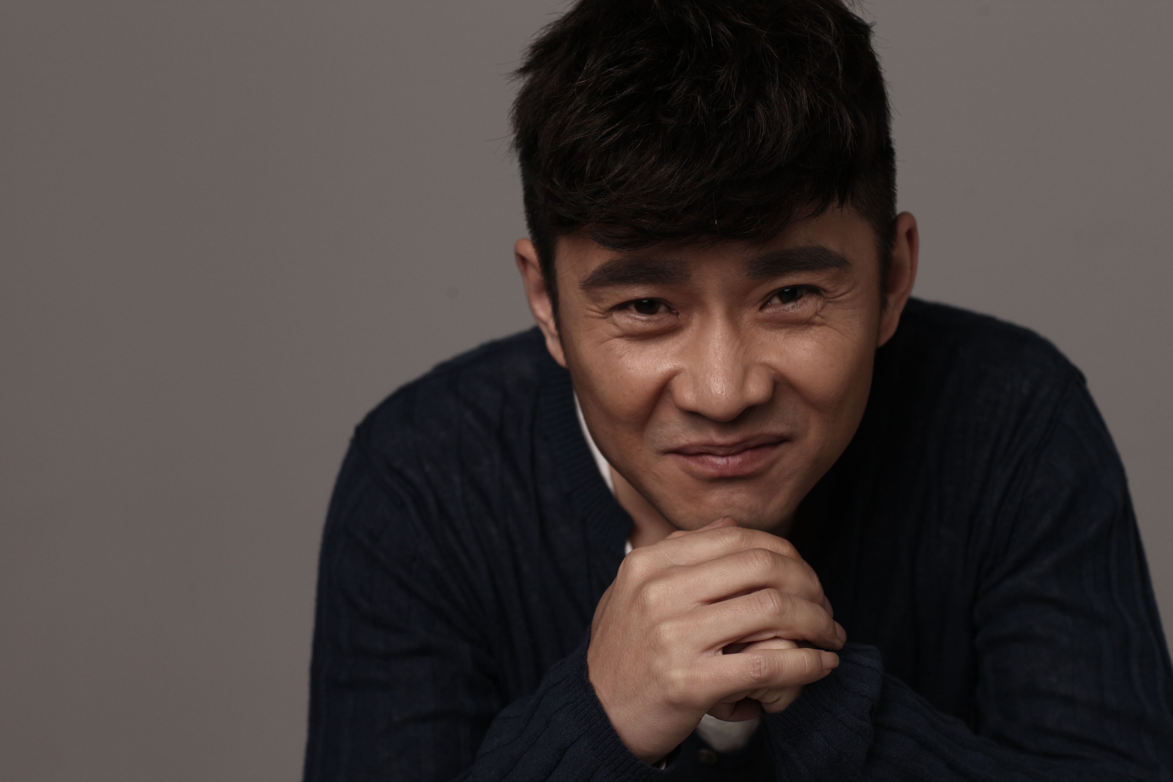 老丁任帅:戏红人不红,娶现实中的"德华",把"丑妻"当成宝