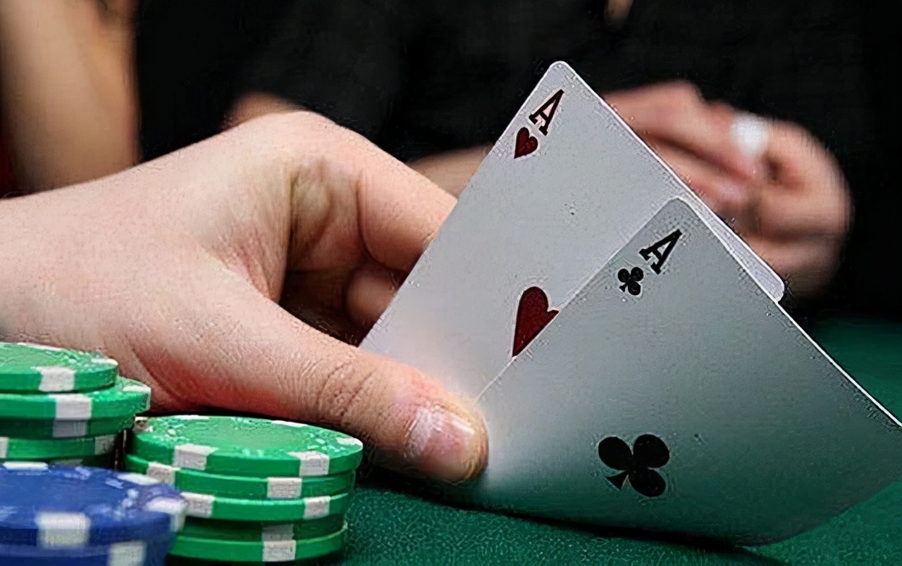 雇主跑路，拿不到工钱的保姆无私抚养两弃女，将她们培养成大学生