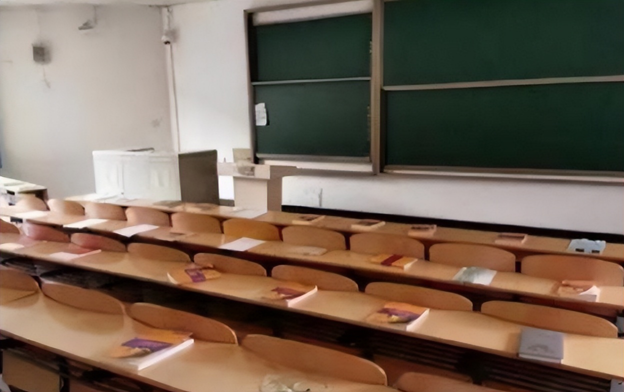 一组清华教室实拍图走红，被嘲“高学历低素质”，内卷如此严重？