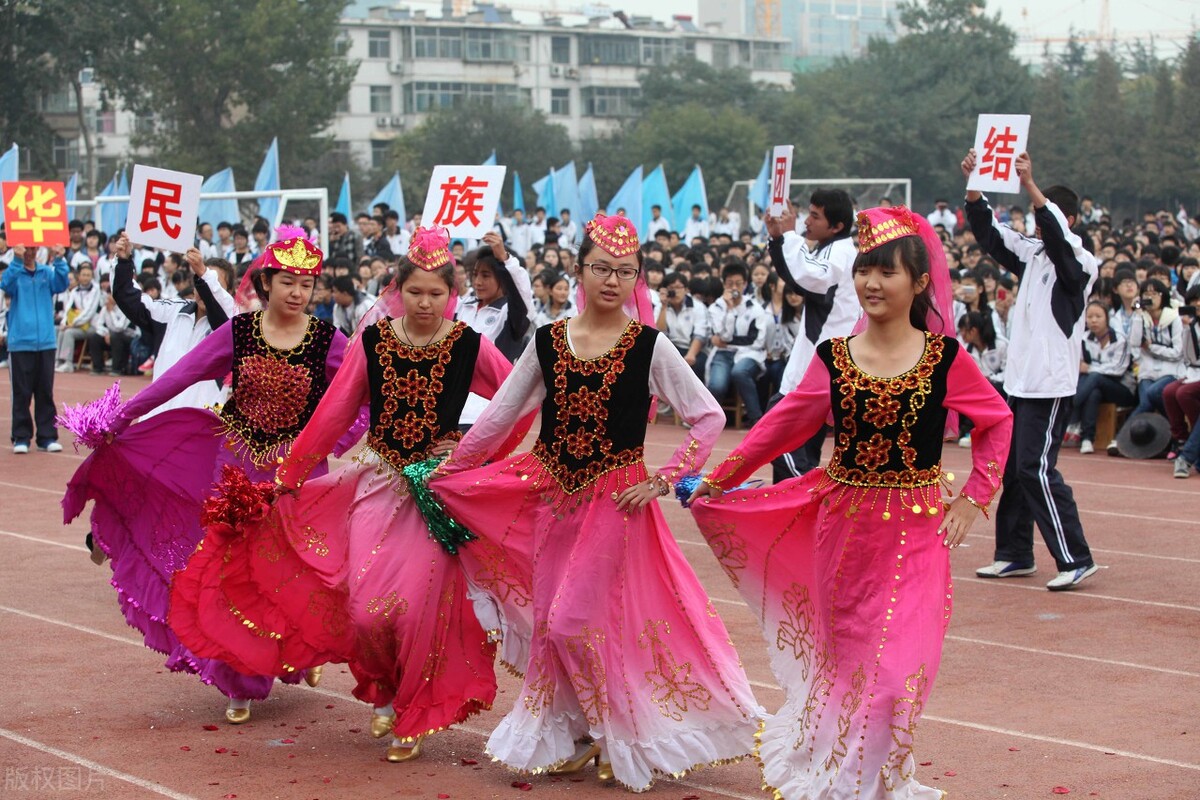 乾坤两卦就如易经的大门，掌握了乾坤两卦，就可以推演出六十四卦