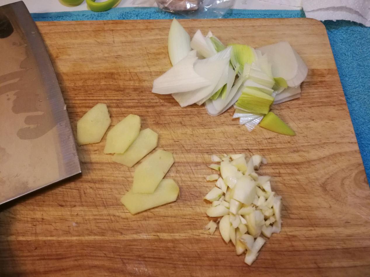 蒜薹炒腊肉制作方法（教你做咸香下饭的家常版蒜苔炒腊肉）
