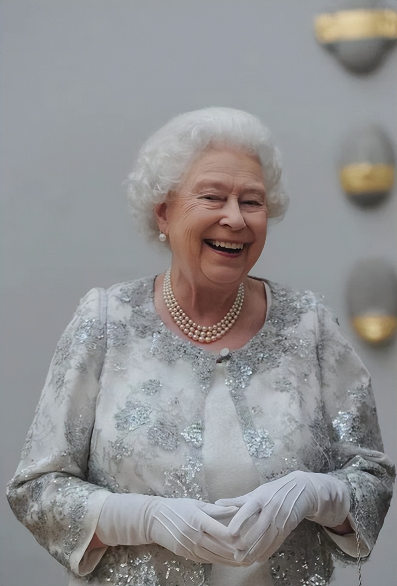 81岁的西太后薇薇安:时尚了一辈子,52岁时嫁小25岁鲜肉恩爱29年