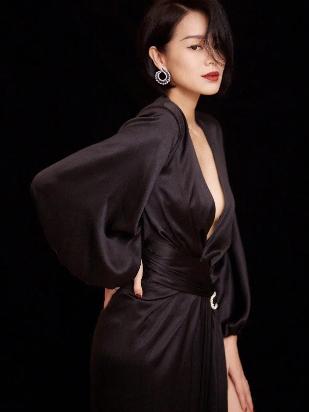 胡杏儿走红毯带娃两不误，这样的妈妈太幸福了