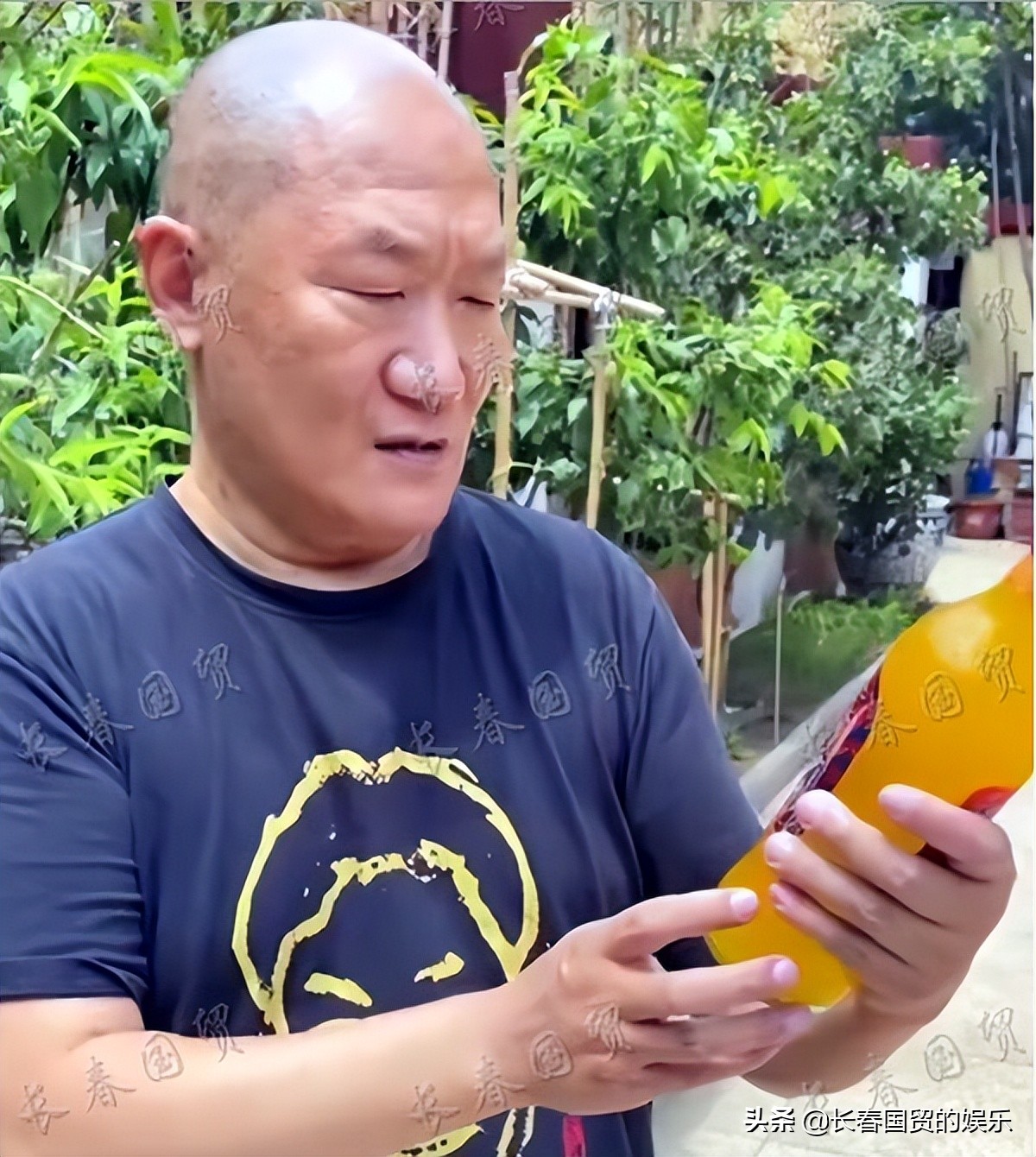 59岁歌手谢东近照曝光，光头发福变化大与昔日判若两人