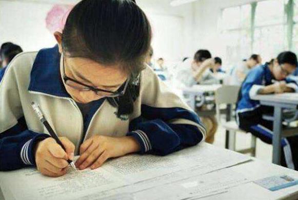 高考为啥规定用2B铅笔涂卡？看完电脑阅卷的样子，或许就明白了