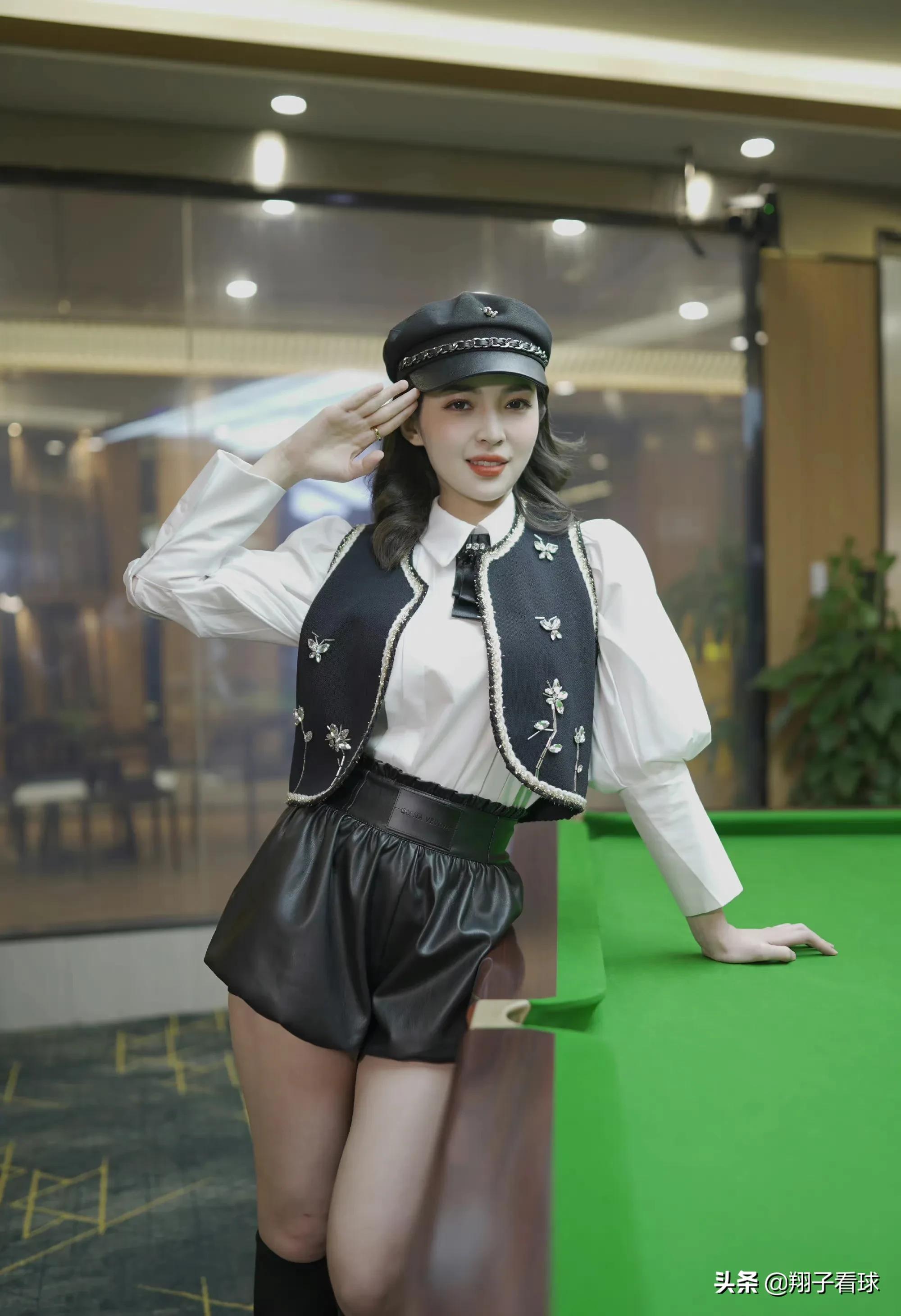 足球利物浦女孩名字(最美裁判王钟瑶晒照,28岁的她依然