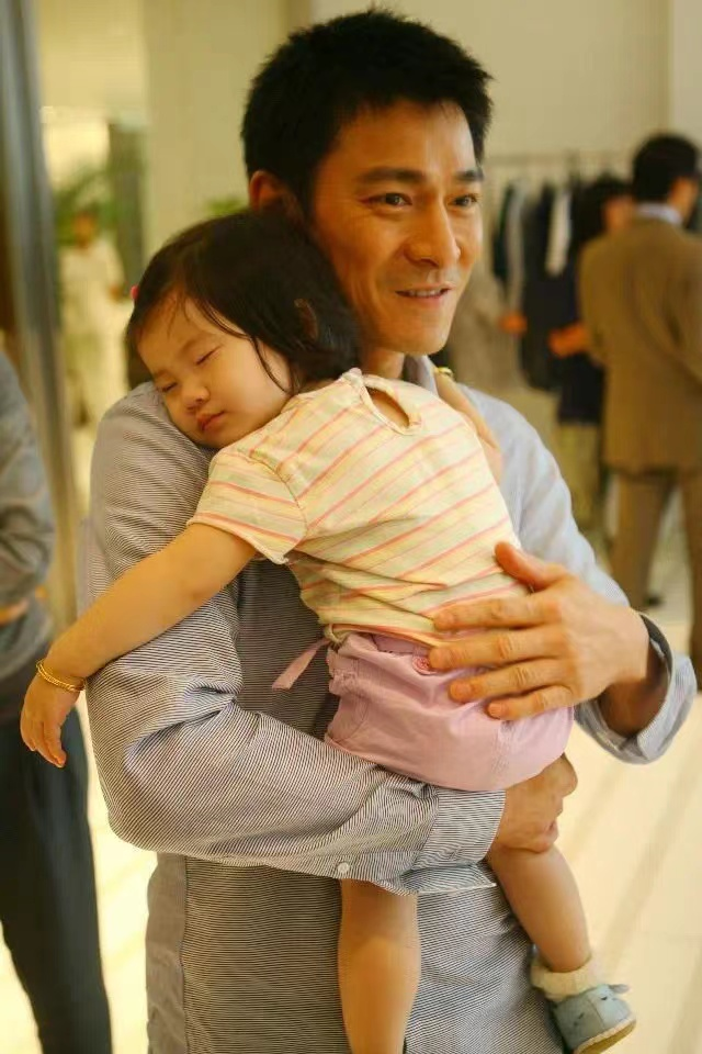 刘德华有几个孩子 刘德华的女儿几岁了-文化号