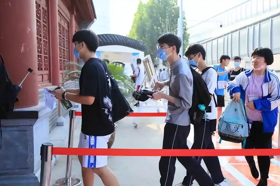 为啥高考当天不建议穿校服？资深班主任给出答案，原来大有学问