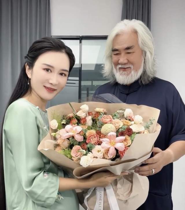 张纪中携妻女海南过年,小31岁爱妻生图臃肿五官变样,女儿长像爸