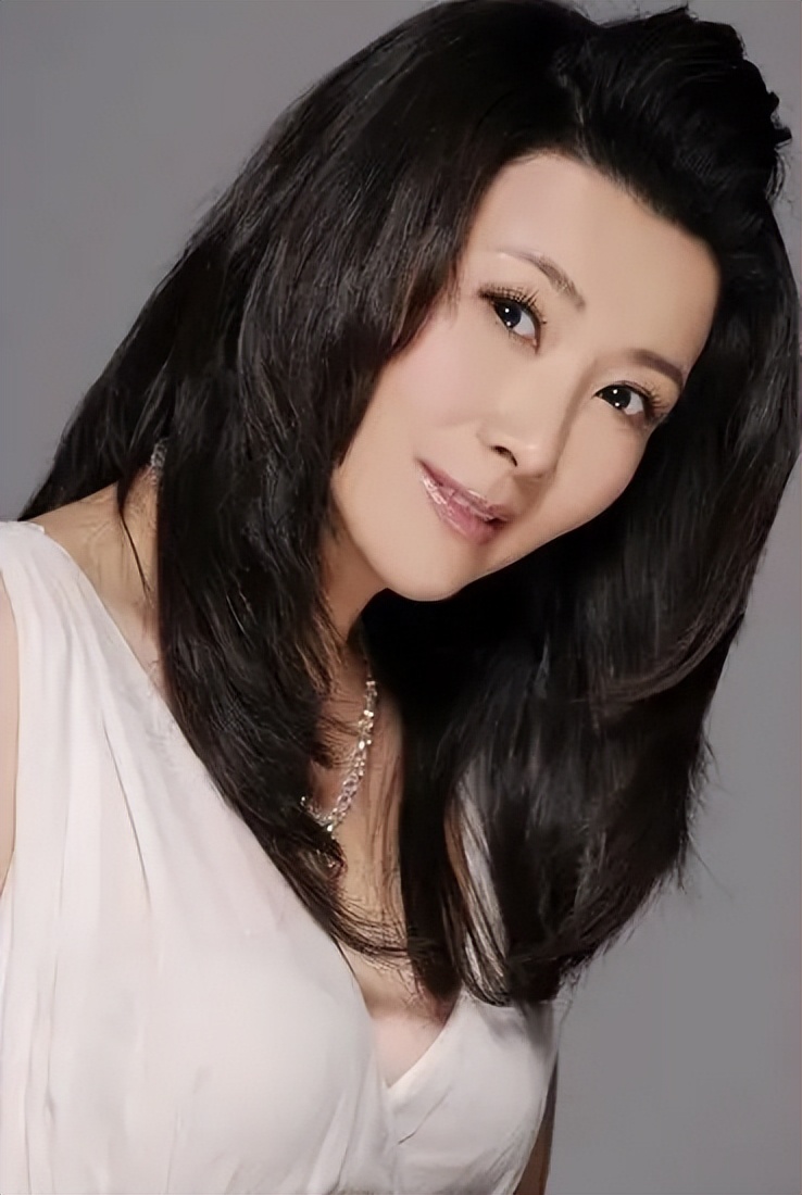 演员王静:戏好人低调,父亲离世内心有钝痛,她含泪撑起母亲晚年