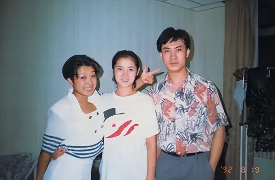 歌手江涛：娶富家女为妻，走红后不变心，如今54岁已升级当爷爷