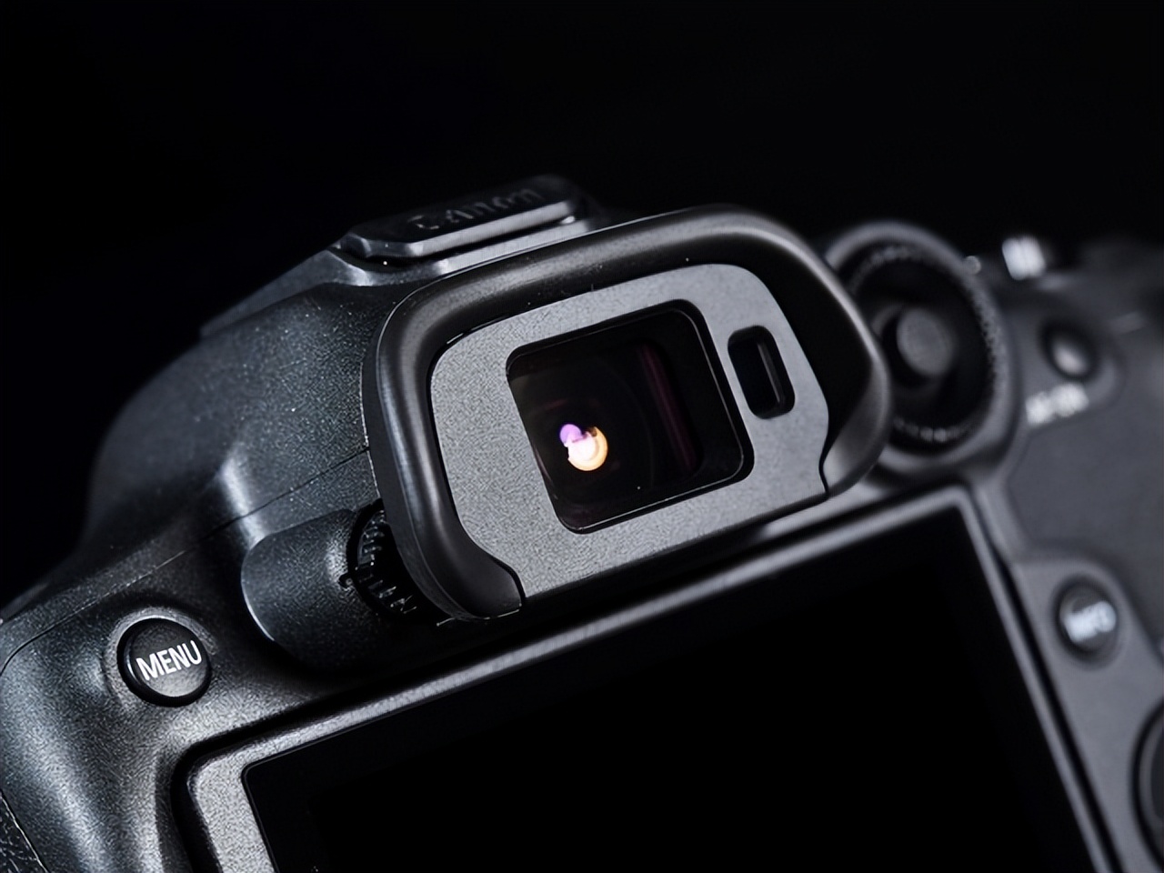 佳能EOS R7评测：全能的便携微单相机