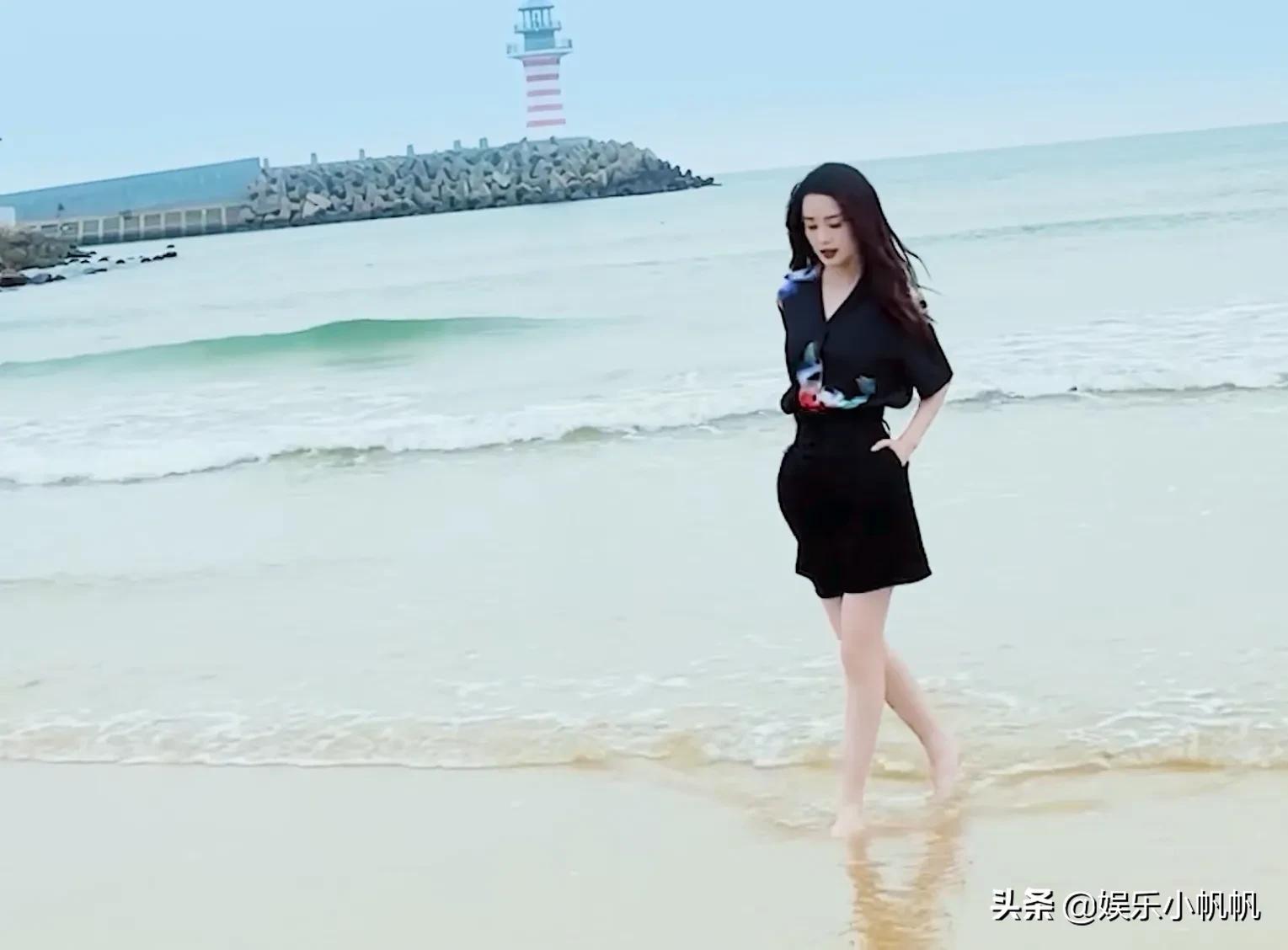 李沁宣传新剧玩出了新花样儿，海风海浪齐上阵，还光着脚丫子踩水