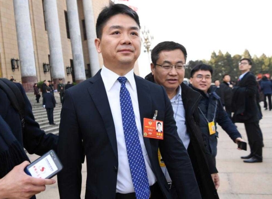 销声匿迹4年，刘强东悄悄套现66亿现身国外，那个侠义的他变了？