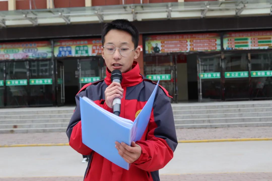 “杜绝校园欺凌 共建和谐校园”主题升旗仪式