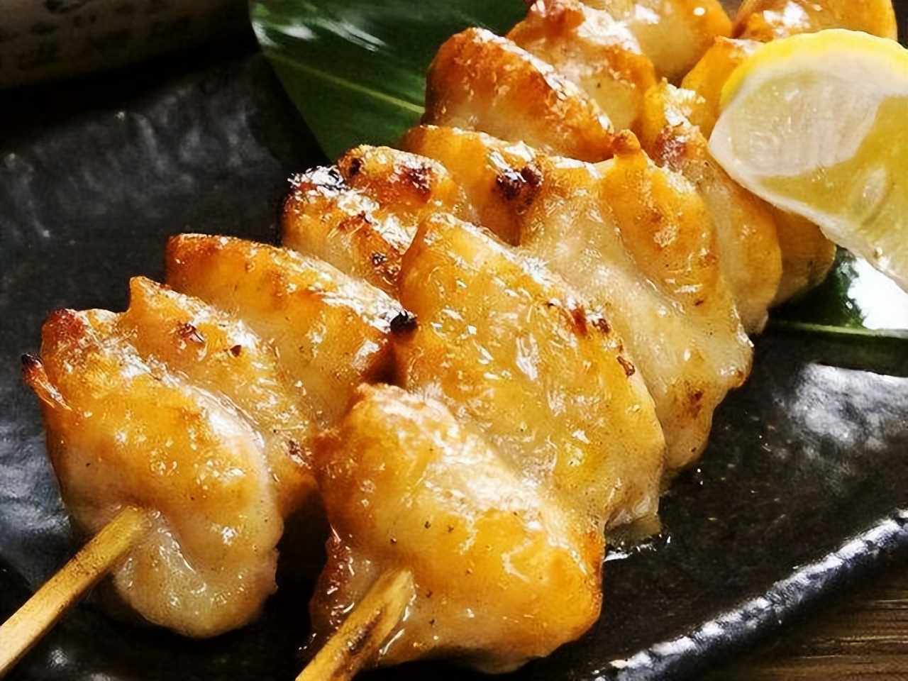 其实烧烤鸡屁股在贵州有一个美称,叫烤凤尾",其实很多人对鸡屁股都是