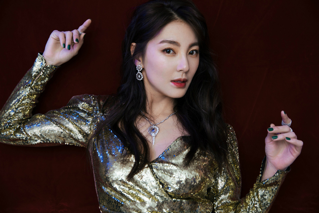 直播哭穷、住着豪宅求关爱，这6位卖惨翻车的明星，太打脸了