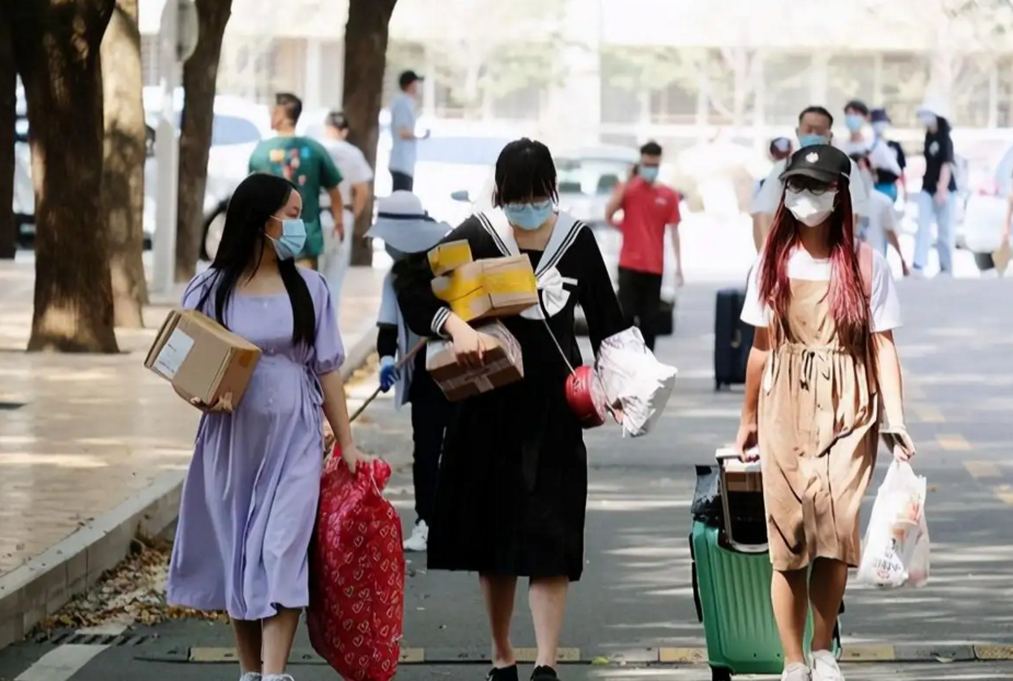 大中小学“暑假时间”公布，最长假期52天，学生心里乐开了花