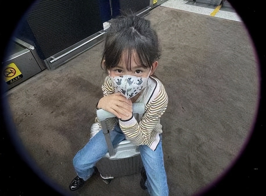 带着多妹和弟弟一起出行，黄多多彰显担当，幸福的三姐妹