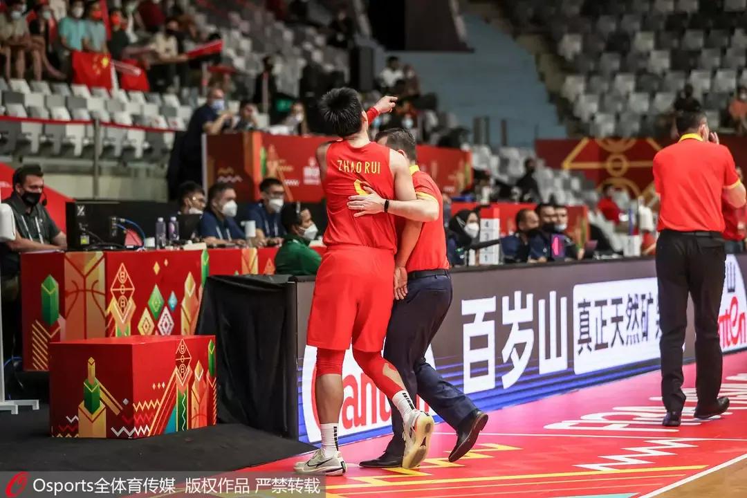 胡明轩为什么退出nba(为什么在国内无比风光的广东球员徐杰和胡明轩到国际比赛就不行)