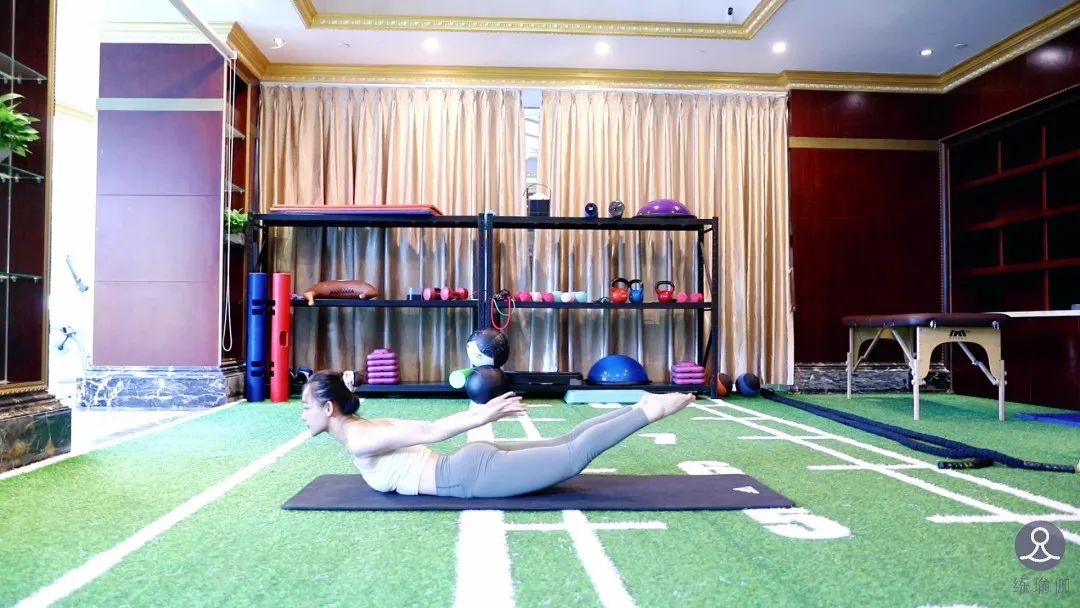 金晨暴瘦30斤吓坏网友； 身体撑不起西服； 网友惊呼：这是山寨的？