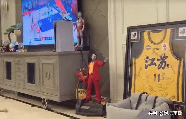 cba总决赛技术台哪个美女（张常宁搂肩吴冠希，陪老公看篮球赛，首次晒豪宅内景，手办堆满屋）