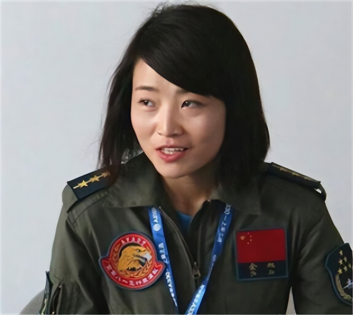 2016年首批歼击机女飞行员余旭，跳伞时因撞到僚机副翼，不幸牺牲