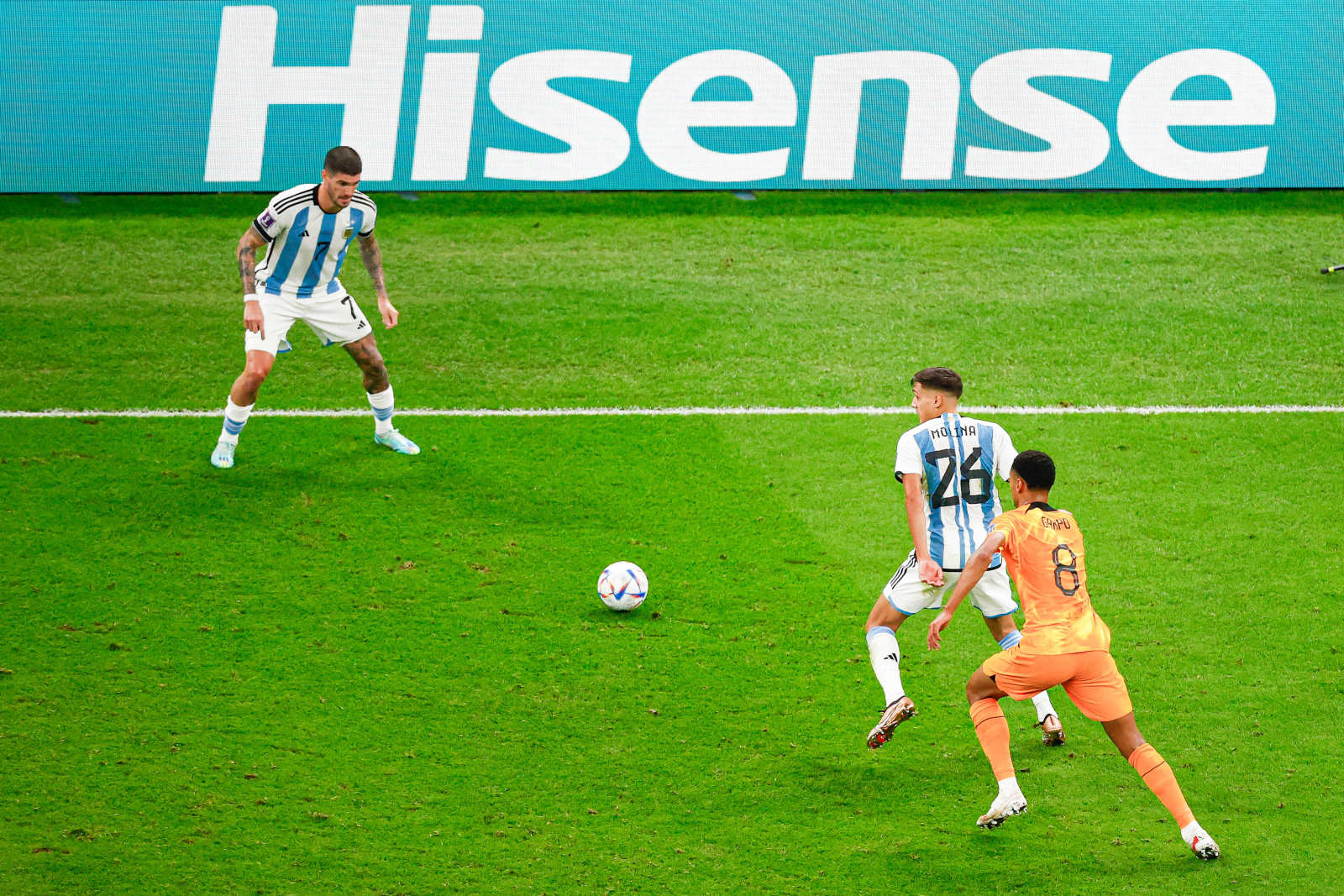 阿根廷2-2荷兰进加时，梅西1传1射真球王，创8大历史超老马贝利