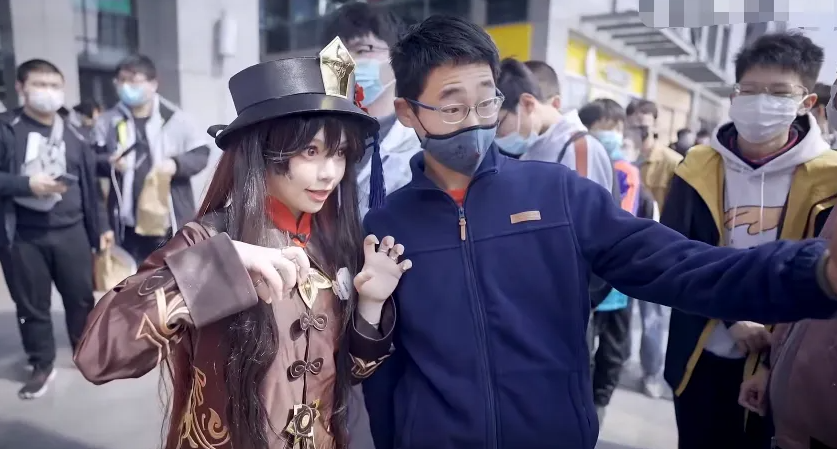 广场Cosplay《原神》大妈：这衣服挺好看的！