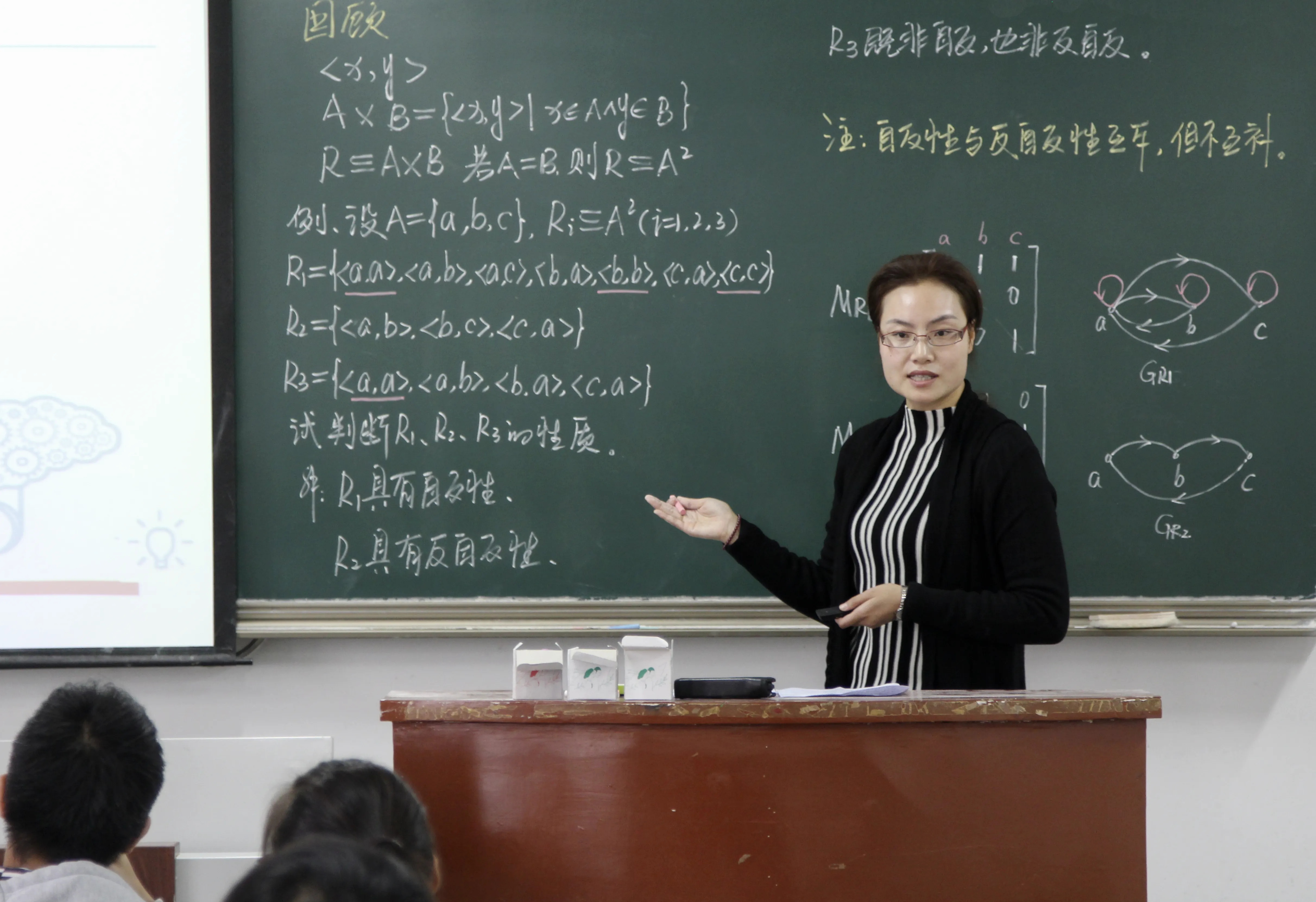 上海某高校女教师走红，眉眼精致像“芭比娃娃”，网友看法却不同