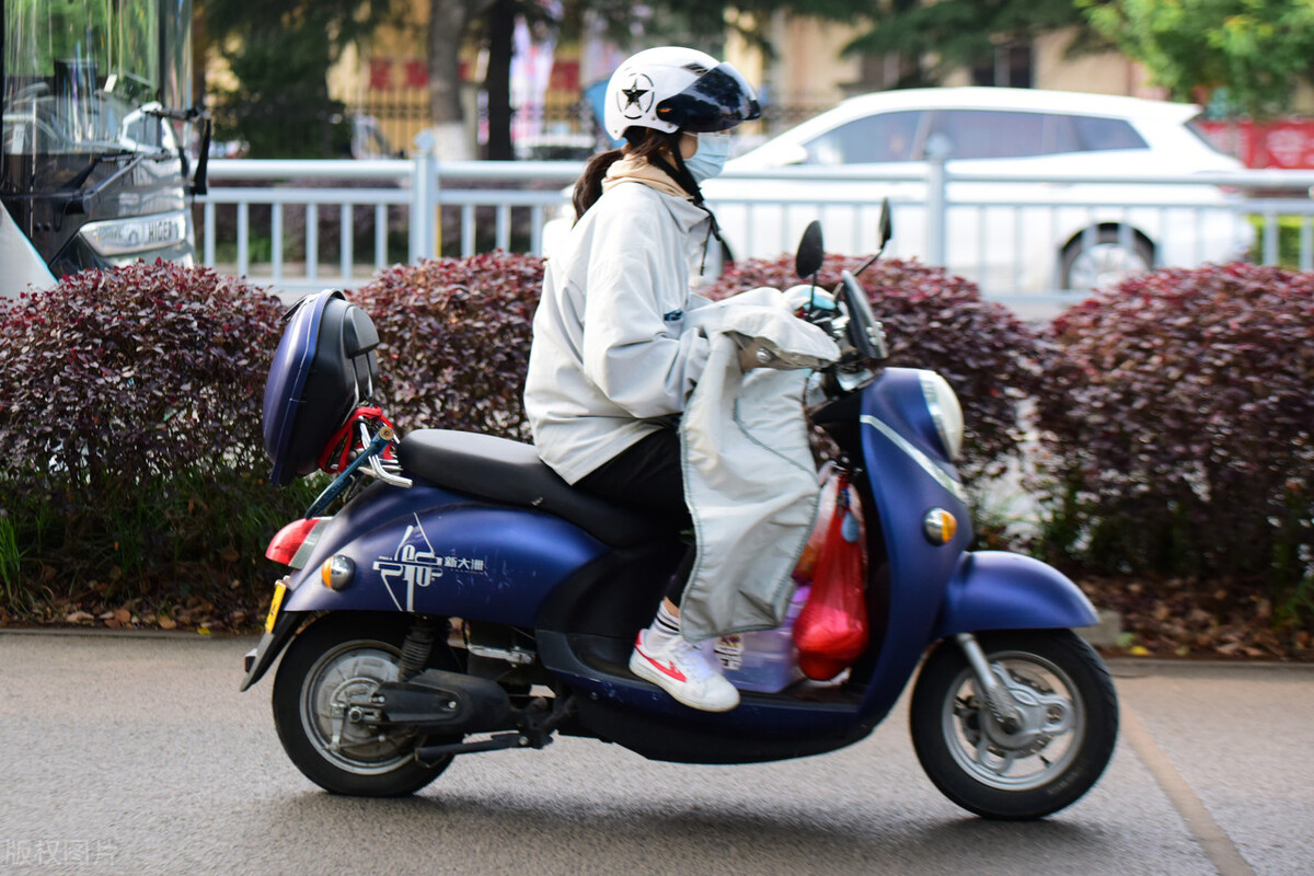 明确了！电动车、三轮车上路需要考驾照，考试科目、费用公布