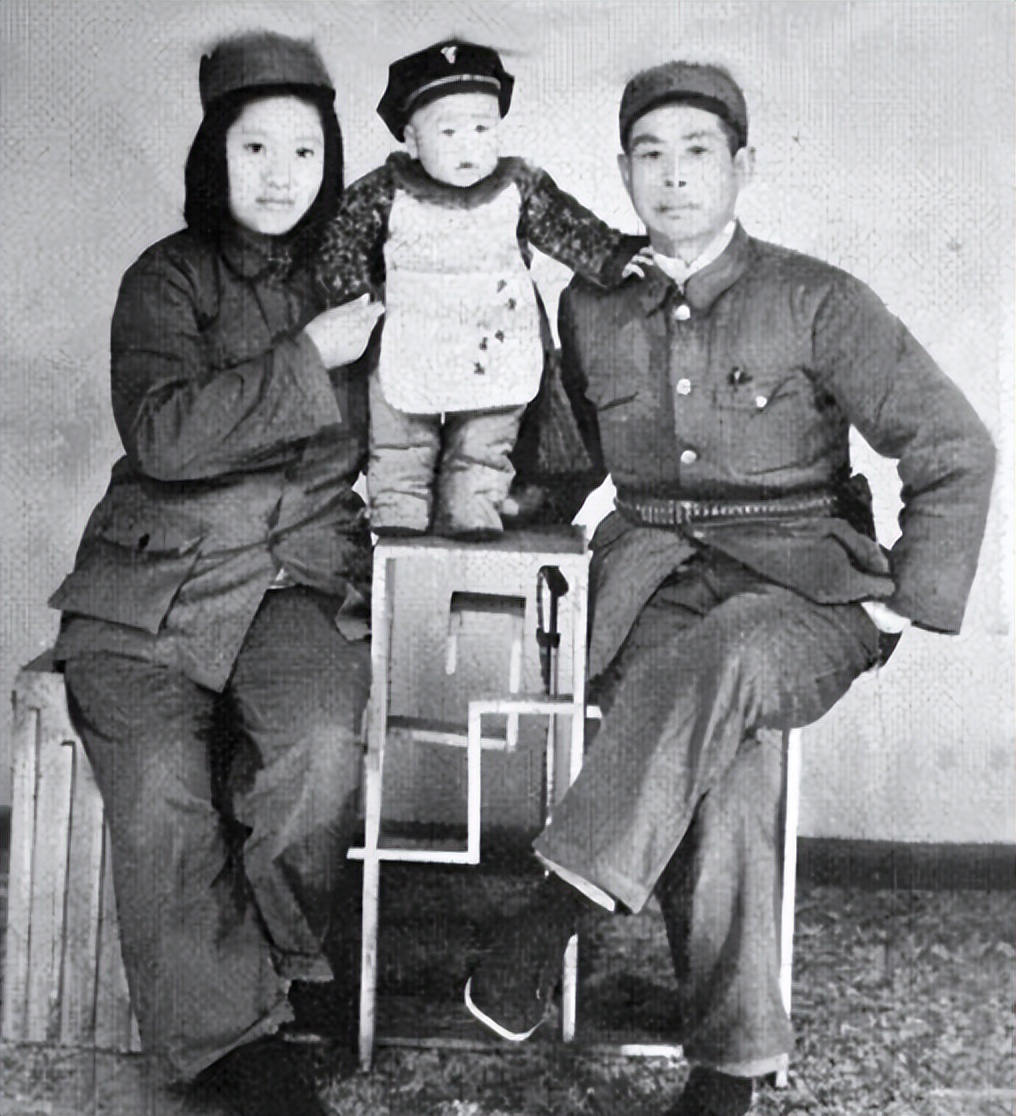 1945年老红军报绰号见林彪，警卫员拦住，林彪得知笑脸相迎