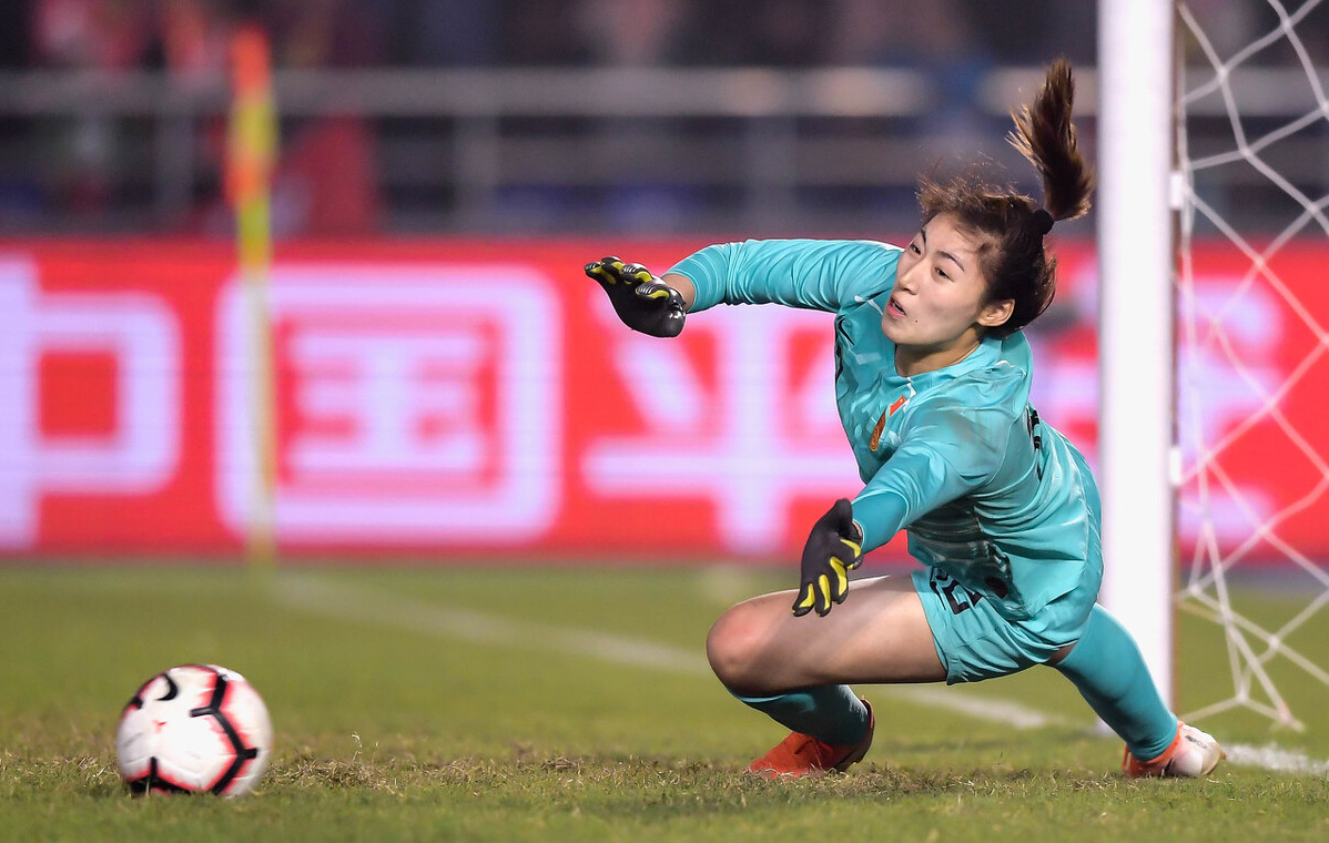 女足彭诗梦(国门彭诗梦抱怨没var,对判罚不服,女足与男足的争议再起)