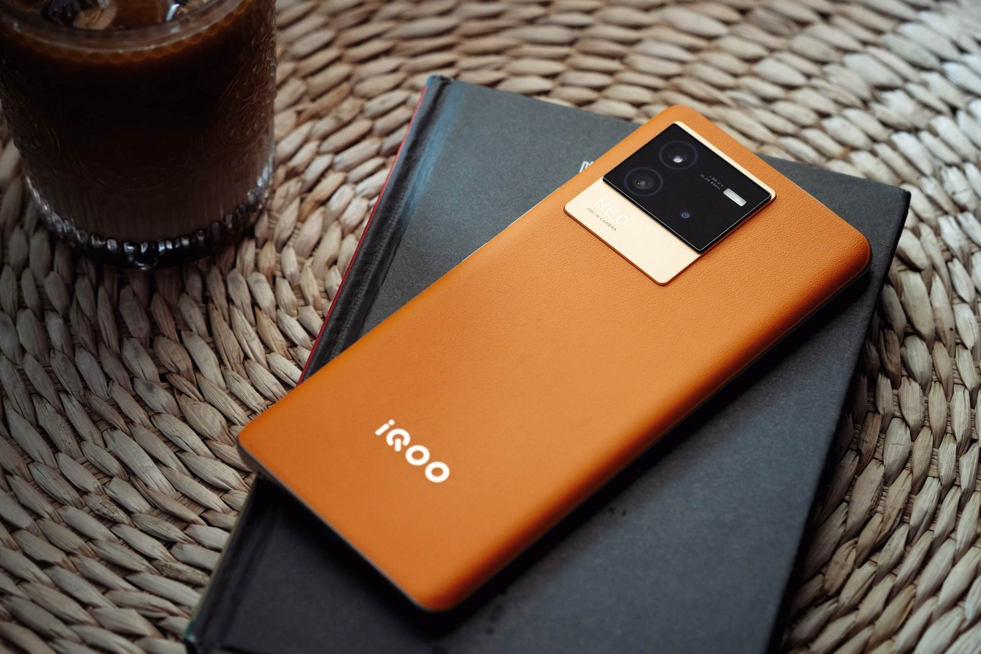 iQOO Neo 6主观体验：一面游戏，一面文艺