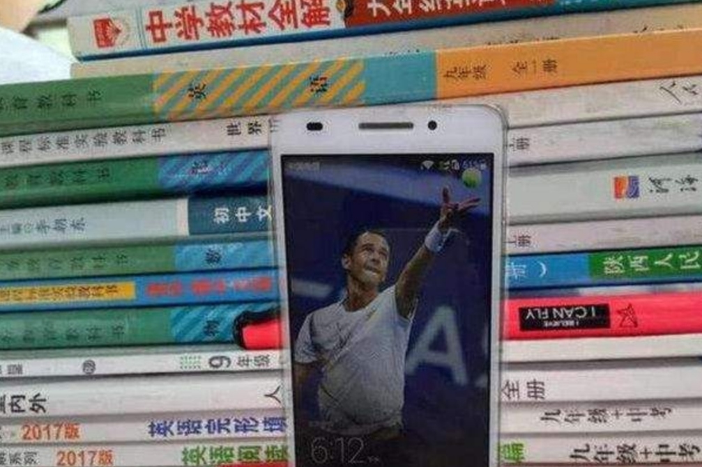 班主任突击查手机，一般人只会扔抽屉里，这波操作才是真正高手