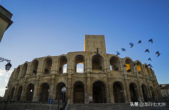 古罗马时期的建筑有哪些(现存最著名的六座罗马竞技场，承载着古罗马的辉煌与血腥的历史)