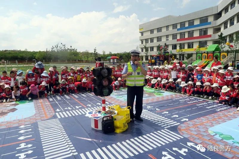 陆良县公安局为孩子们送上“六一”特别礼物