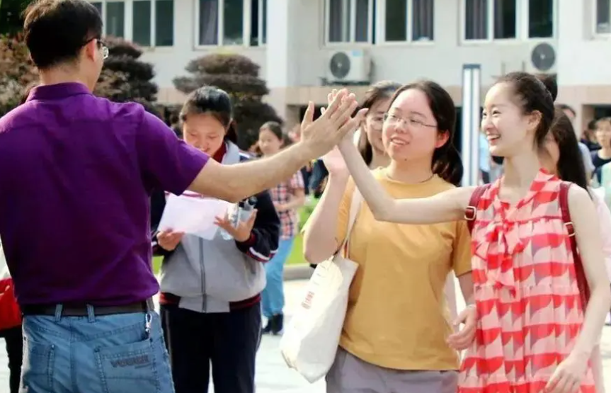 中考和高考当天，父母该不该“全程陪考”？大四学姐说出实话