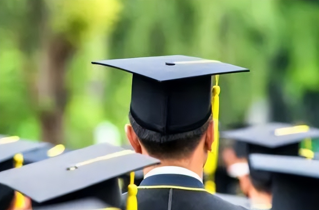 大学辅导员的工资走红，金额是亮点，难怪大学老师竞争大？