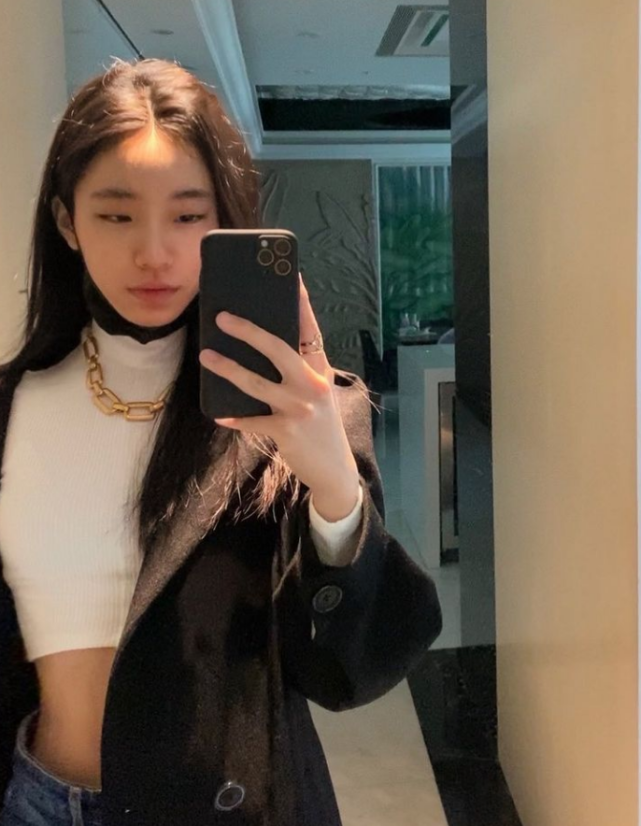 小S二女儿晒怼脸自拍，颜值高气质佳被喊话出道，S妈点赞外孙女