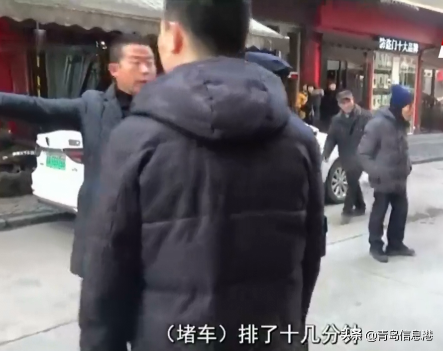 奥迪车堵路20分钟，车主惨遭殴打，“你什么破车还预热”