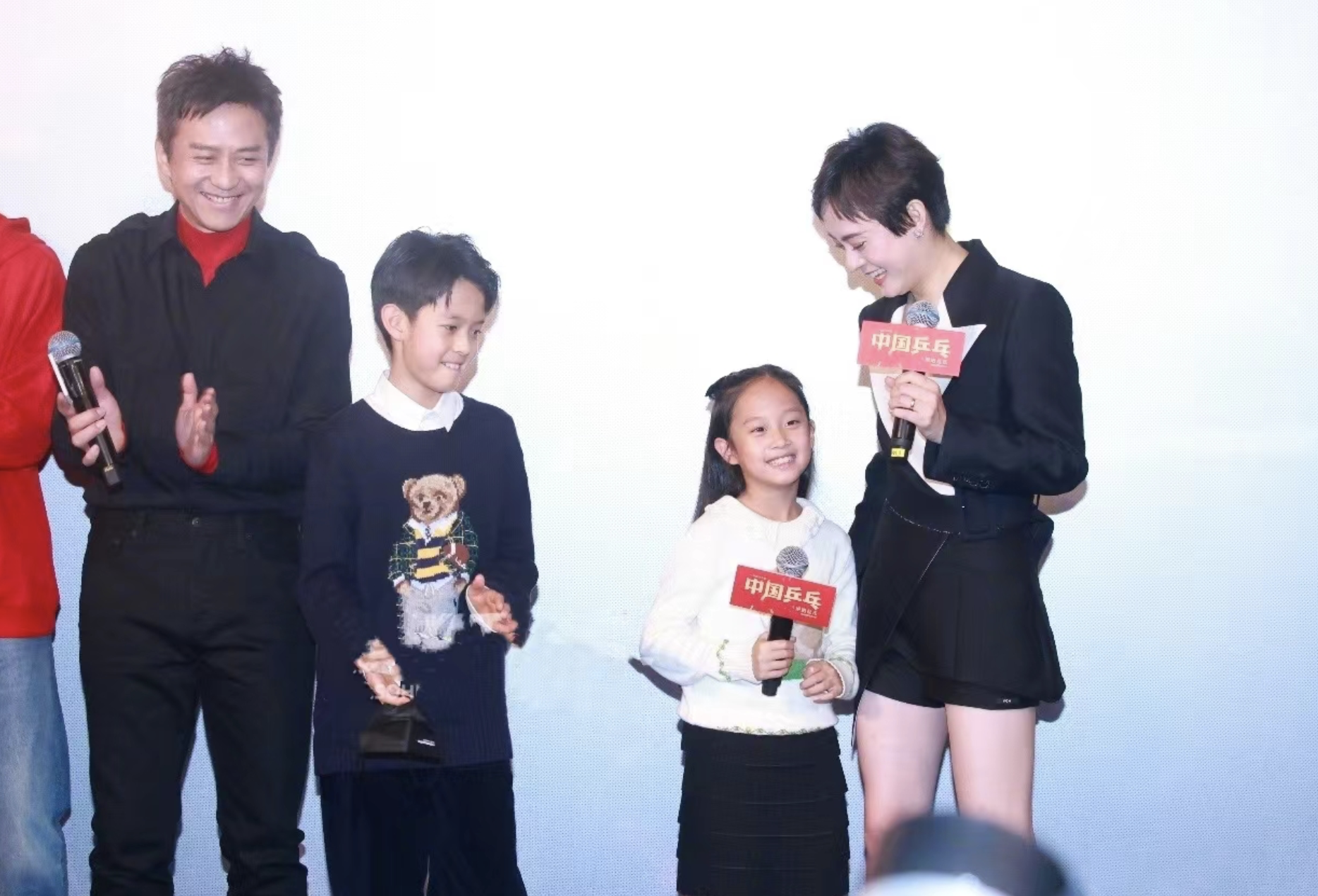 孙俪晒全家福庆祝结婚12周年,一双儿女正面出镜,再打脸婚变谣言