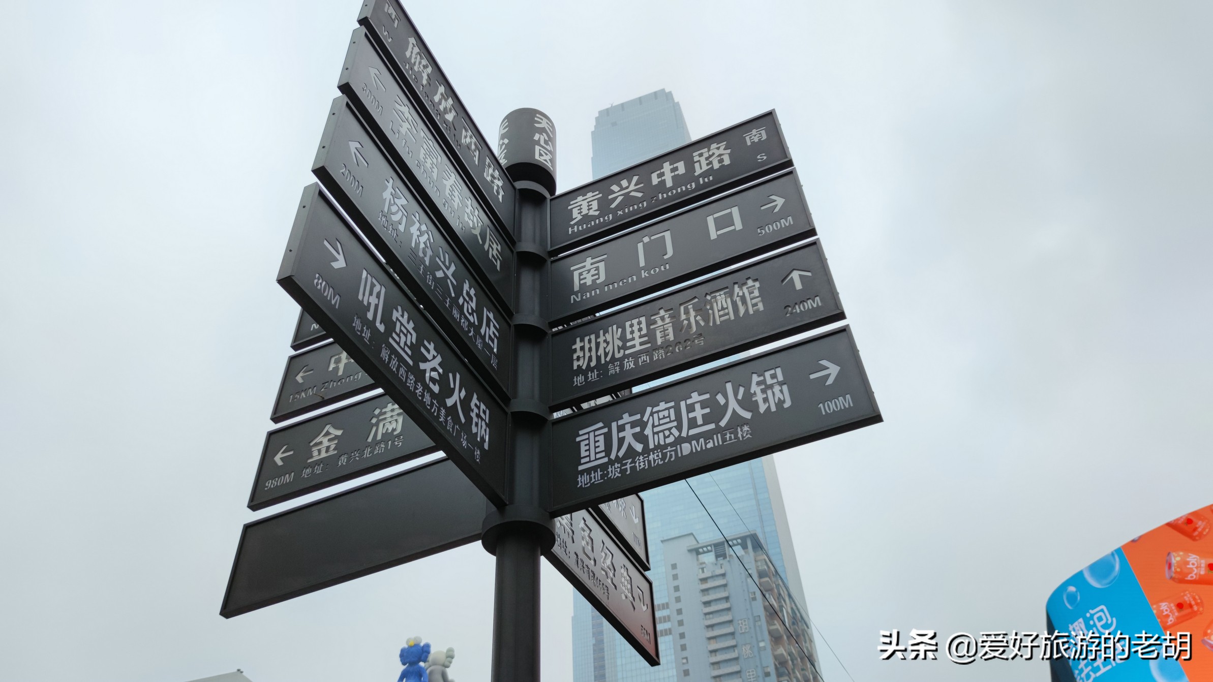 最热闹的长沙十字路口,晚上12点依旧十分拥挤,经常看到豪车经过