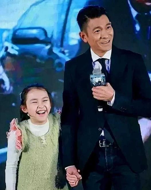 刘德华11岁女儿才艺曝光!能唱会跳懂画画,多才多艺天王自愧不如