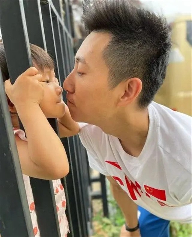 奥运冠军滕海滨(体操女神张楠:倒追奥运冠军滕海滨,如今一家三口幸福